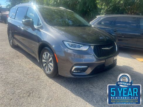 Used 2021 Chrysler Pacifica Touring-L FWD image 1