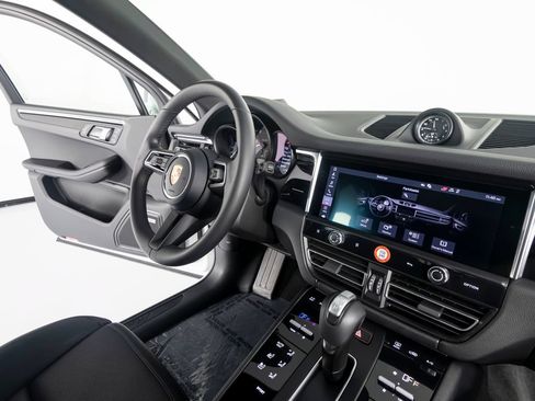 Certified 2026 Porsche Macan AWD/4WD image 34