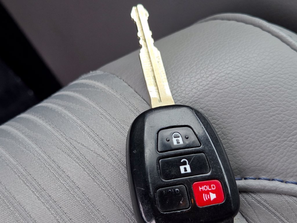 Used 2017 Toyota Highlander Plus AWD/4WD image 33