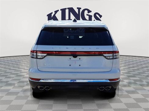 Used 2025 Lincoln Aviator AWD image 4