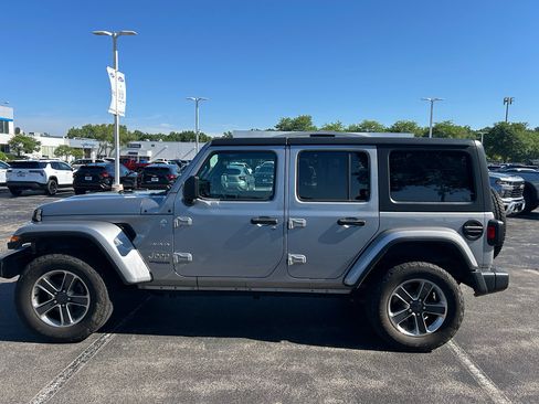 Used 2021 Jeep Wrangler Unlimited Sahara w/ Cold Weather Group AWD/4WD image 8