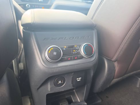 Used 2025 Ford Explorer Platinum w/ LUX Leather Package AWD/4WD image 17