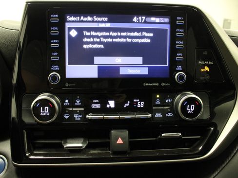 Used 2021 Toyota Highlander LE AWD/4WD image 27