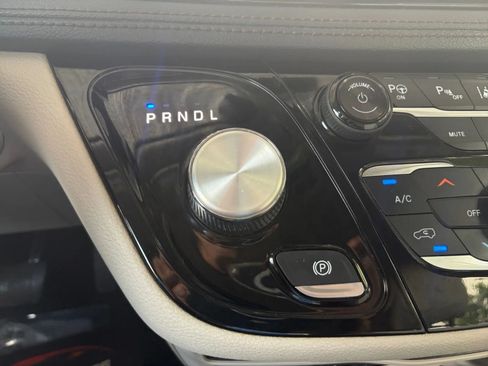 Used 2019 Chrysler Pacifica Limited w/ Tire & Wheel Group FWD image 28