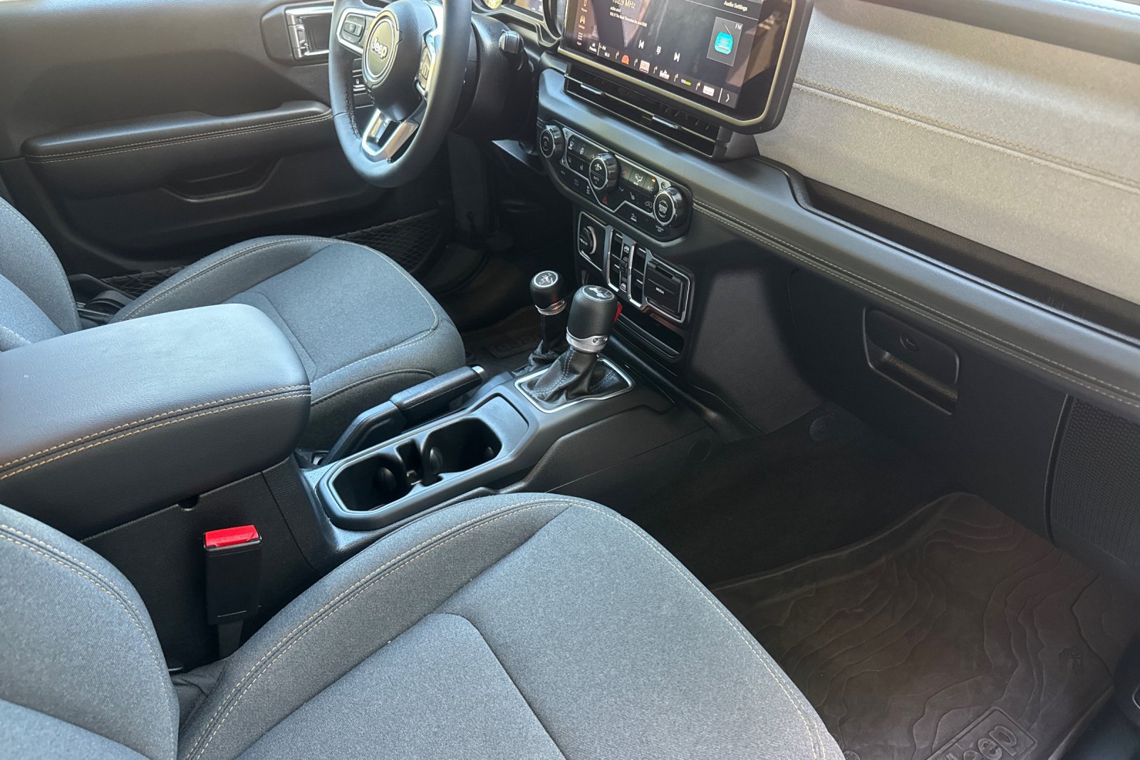 Used 2025 Jeep Wrangler Unlimited Sahara AWD/4WD image 16