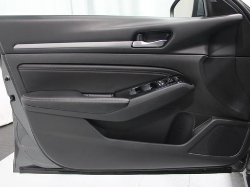 Used 2022 Nissan Altima 2.5 SV w/ SV Premium Package FWD image 9