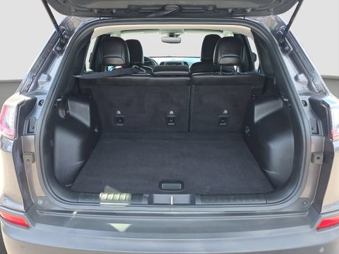 Used 2021 Jeep Cherokee Latitude Plus AWD/4WD image 17
