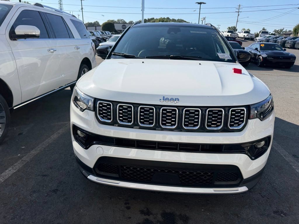 Used 2025 Jeep Compass Limited AWD/4WD image 2