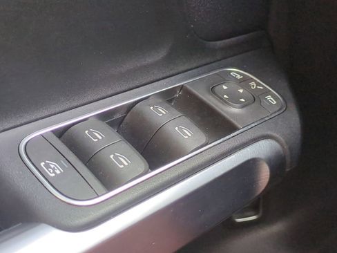 Used 2023 Mercedes-Benz EQB 300 4MATIC image 26