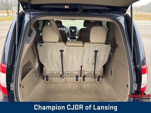 Used 2016 Chrysler Town & Country Touring image 23
