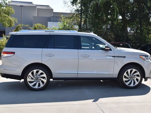 Certified 2024 Lincoln Navigator Premiere AWD/4WD image 6