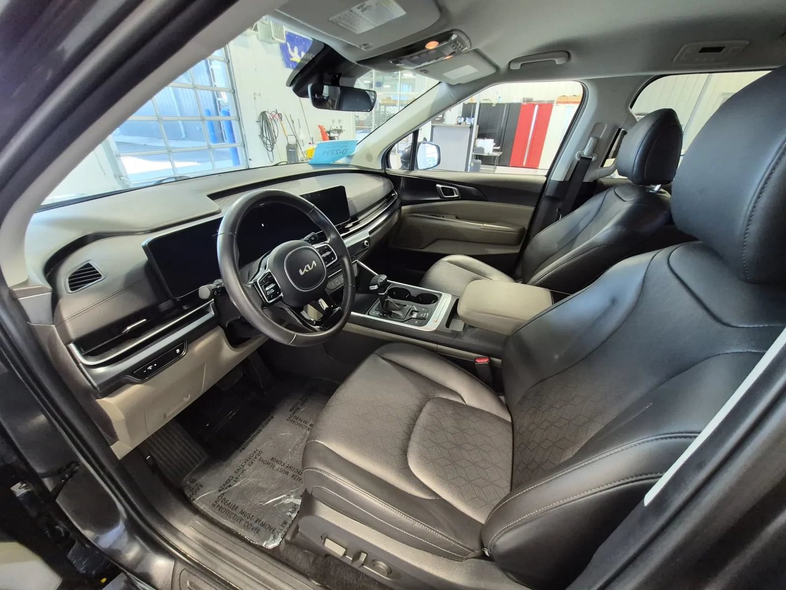 Used 2025 Kia Carnival FWD image 9