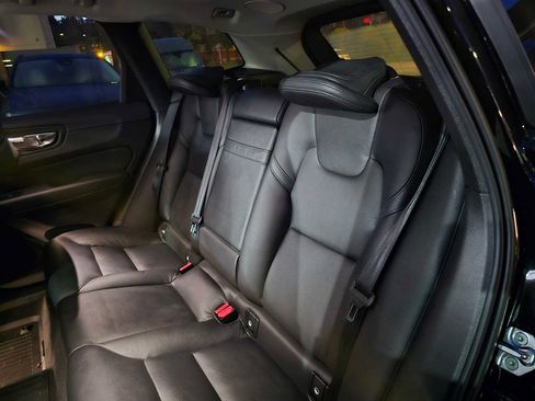 Certified 2021 Volvo XC60 T5 Momentum w/ Advanced Package image 17