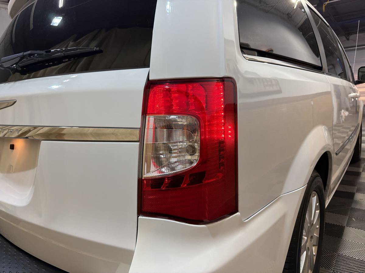 Used 2014 Chrysler Town & Country Touring FWD image 10