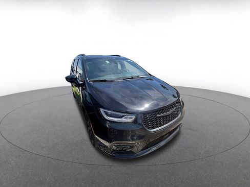 Used 2025 Chrysler Pacifica Limited image 2