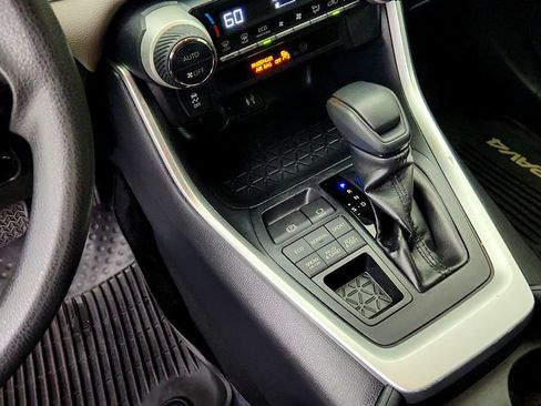 Used 2019 Toyota RAV4 XLE AWD/4WD image 17