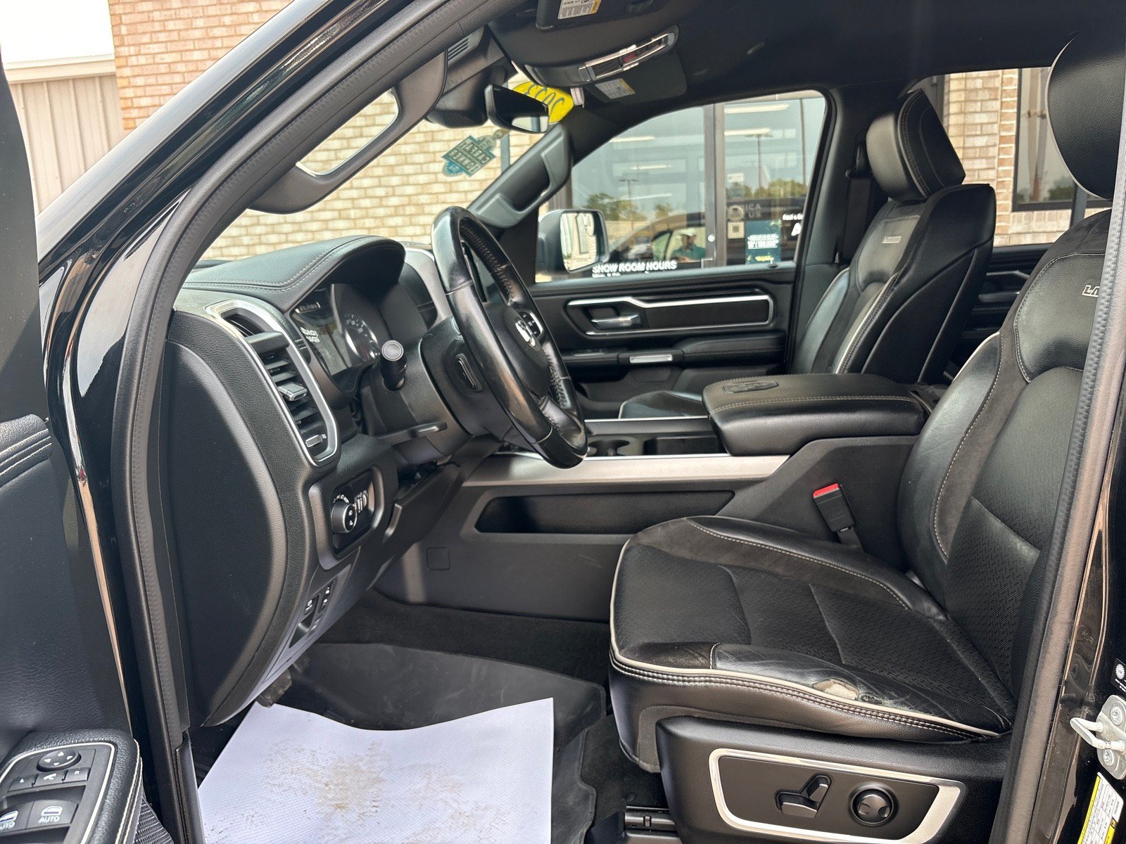 Used 2023 RAM 1500 Laramie AWD/4WD image 3