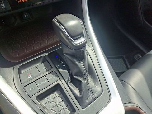 Used 2019 Toyota RAV4 Limited FWD image 17