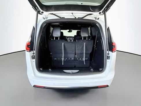 New 2027 Chrysler Pacifica Select FWD image 25