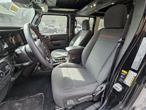 Used 2025 Jeep Wrangler Unlimited Rubicon w/ Convenience Group image 7