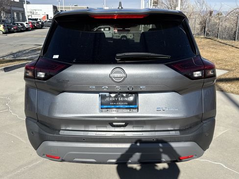 Used 2022 Nissan Rogue SV image 4