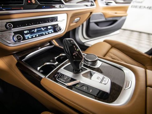 Used 2022 BMW 750i xDrive AWD/4WD image 32