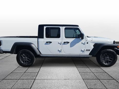 Used 2025 Jeep Gladiator Sport AWD/4WD image 4
