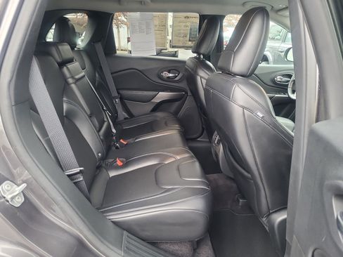 Used 2019 Jeep Cherokee Latitude Plus image 18