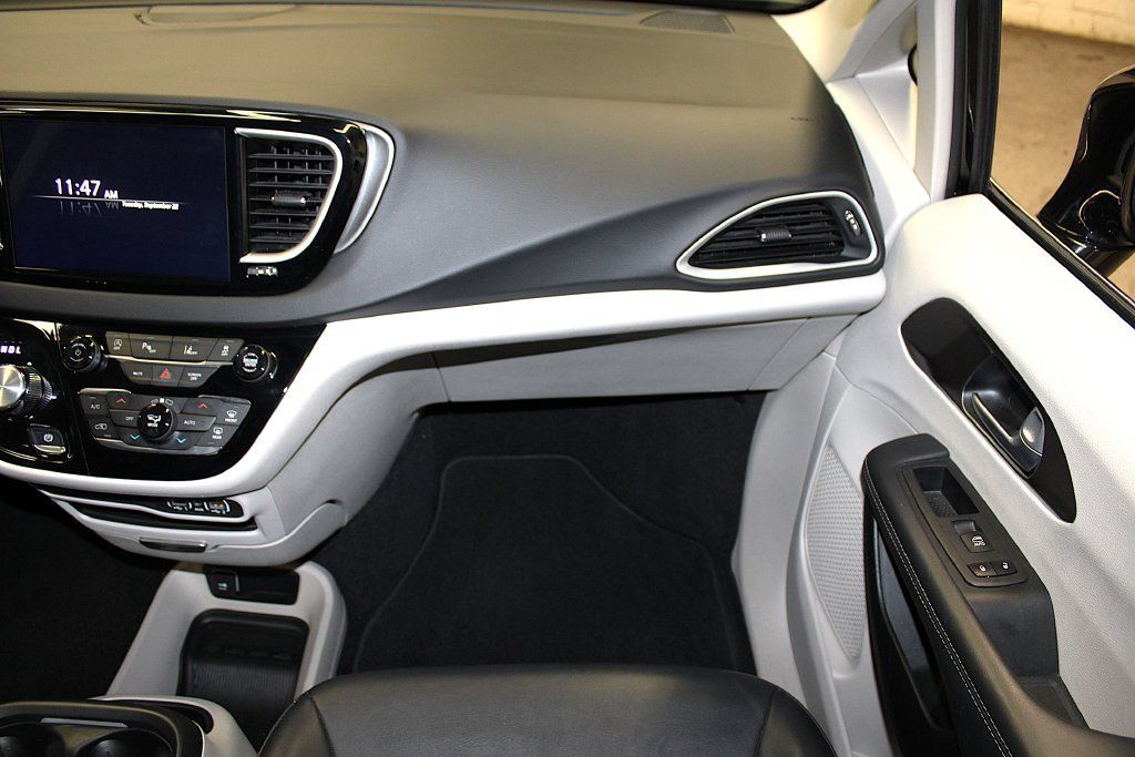 Certified 2024 Chrysler Pacifica Touring-L FWD image 30