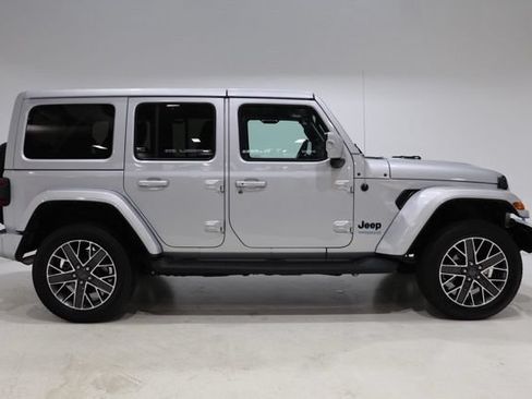 Used 2022 Jeep Wrangler Unlimited Sahara AWD/4WD image 9