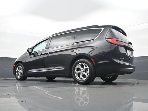Used 2023 Chrysler Pacifica Limited FWD image 28