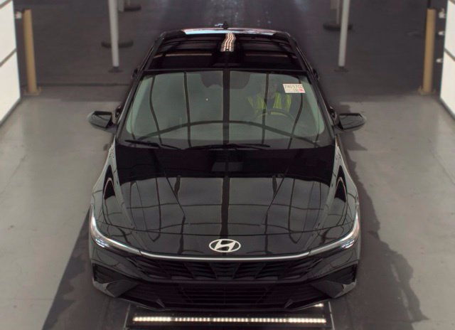 Used 2025 Hyundai Elantra Hybrid FWD image 2