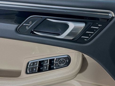 Certified 2025 Porsche Macan image 11