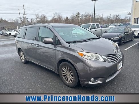 Used 2013 Toyota Sienna XLE image 1