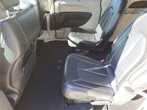 Used 2024 Chrysler Pacifica Touring-L image 22