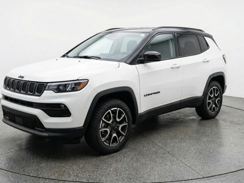 Used 2025 Jeep Compass Trailhawk AWD/4WD image 3