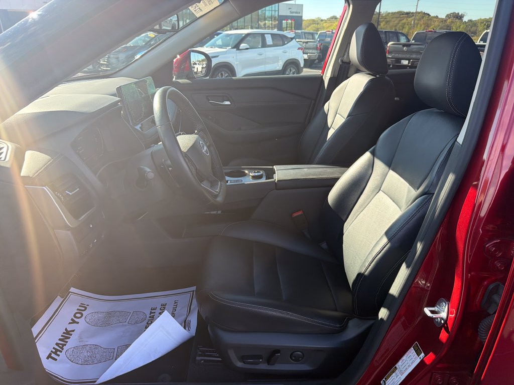 Used 2025 Nissan Rogue SL AWD/4WD image 15