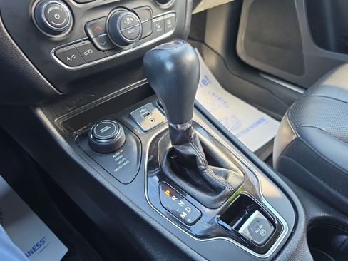 Used 2019 Jeep Cherokee Limited AWD/4WD image 25