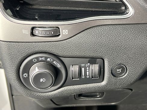 Used 2022 Jeep Cherokee Limited w/ Elite Package image 10