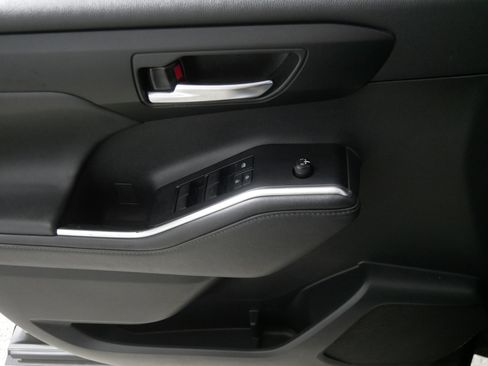 Used 2021 Toyota Highlander XLE image 19