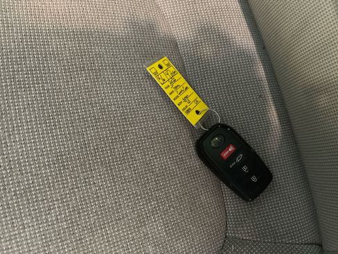 Used 2022 Toyota Corolla Cross LE w/ Moonroof Package image 27