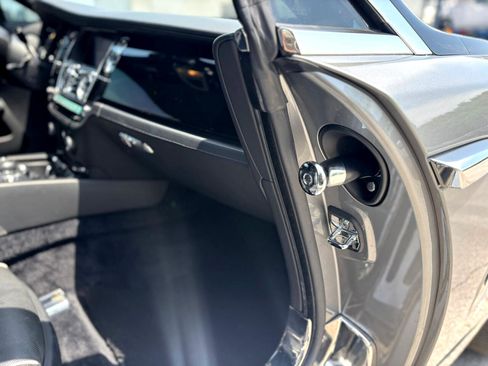 Used 2016 Rolls-Royce Wraith image 38