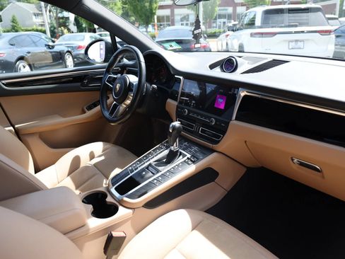 Used 2020 Porsche Macan AWD/4WD image 16