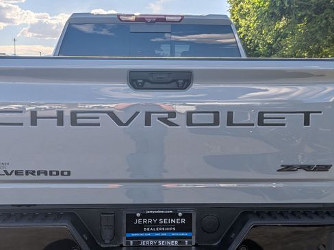 Used 2025 Chevrolet Silverado 2500 ZR2 w/ Technology Package AWD/4WD image 13