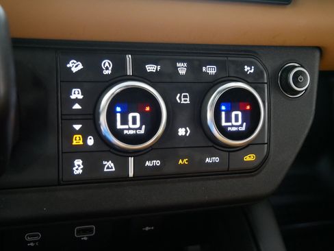 Used 2023 Land Rover Defender 110 V8 AWD/4WD image 23