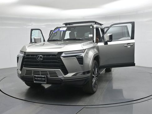 Used 2025 Lexus GX 550 w/ Accessory Package (2T) image 33