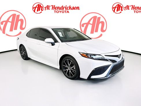 Used 2023 Toyota Camry SE image 1
