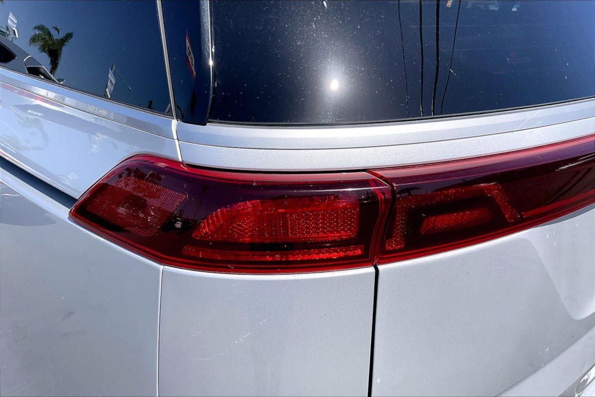 Used 2022 Kia Carnival LX FWD image 31