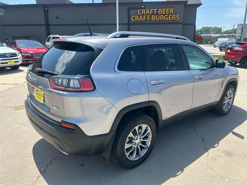 Used 2019 Jeep Cherokee Latitude Plus w/ Comfort/Convenience Group AWD/4WD image 3