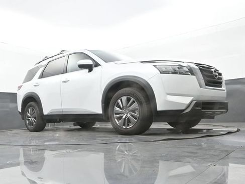 Used 2025 Nissan Pathfinder SV AWD/4WD image 9